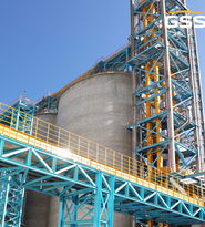 三托輥皮帶輸送機(jī)的結(jié)構(gòu)相對(duì)簡(jiǎn)單，維護(hù)保養(yǎng)相對(duì)容易，成本較低